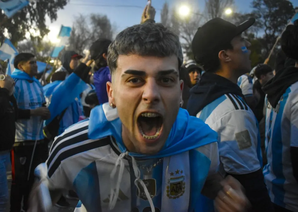 Un festejo celeste y blanco que se vivió en Viedma. Fotos: Vanesa Schwemmler. 