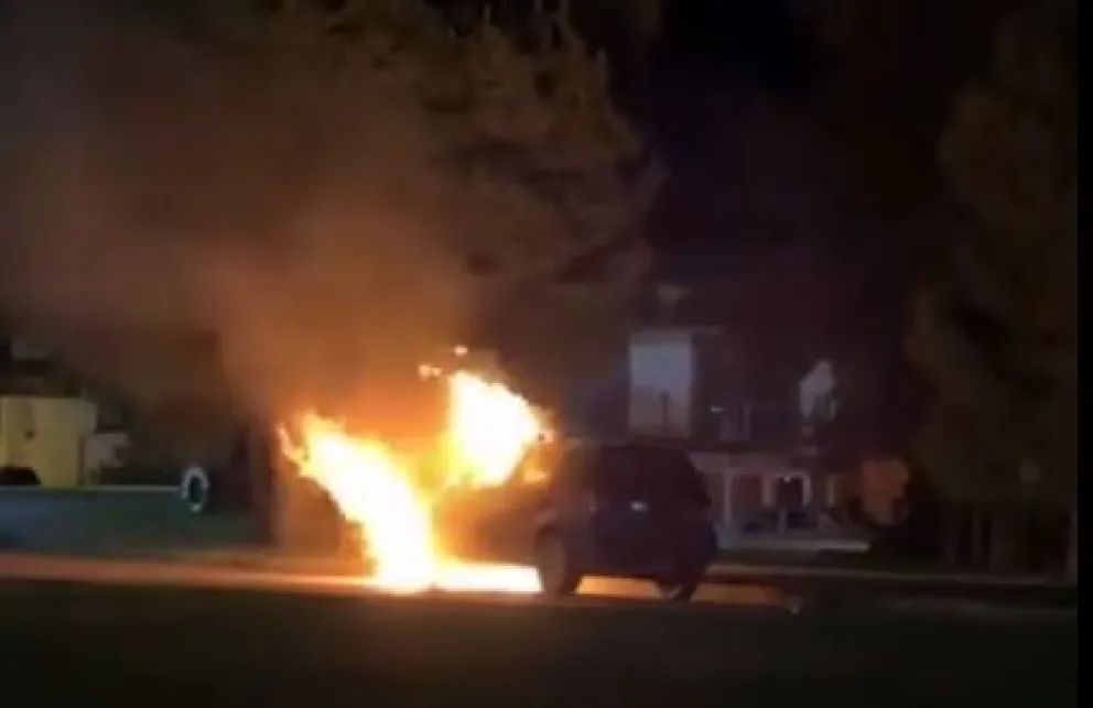 Incendio con daños desproporcionales en una camioneta Eco Sport. Foto e imágenes de gentileza.