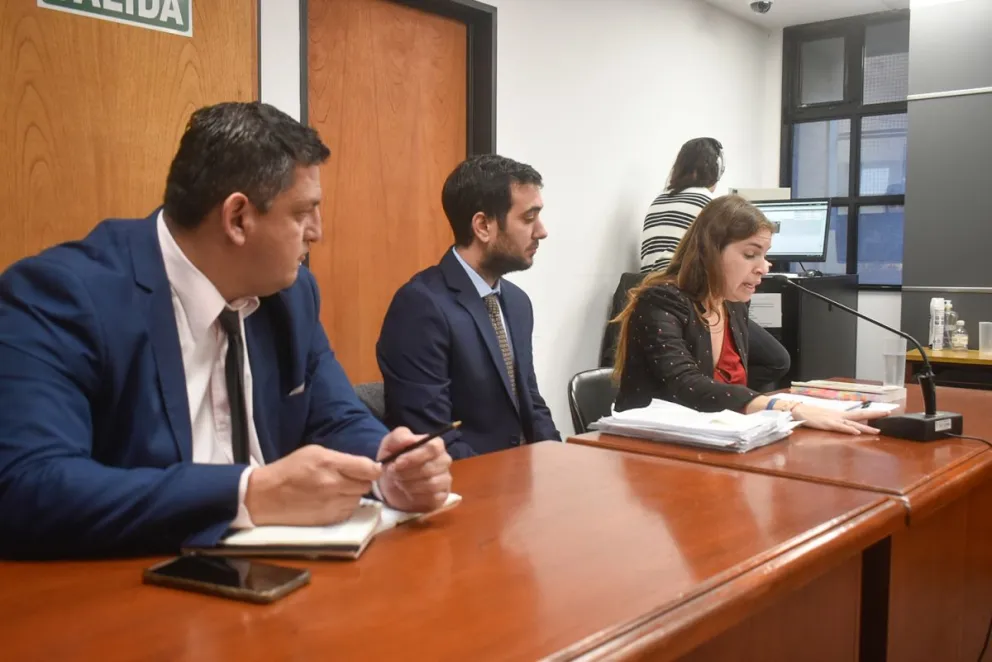 Bloque acusador compuesto por el abogado querellante Guillermo Calfín y los fiscales. Fotos NoticiasNet. 