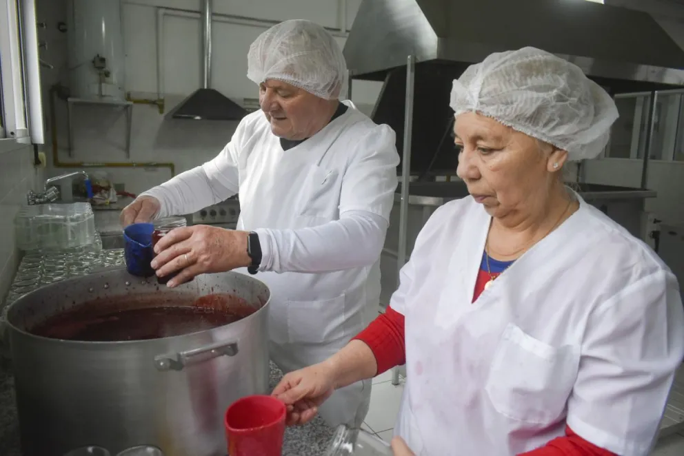 Juan Carlos Cerone y María Antonio Inalef, el matrimonio que sigue incansable con la fabricación de dulces artersanales. Fotos Vanesa Schwemmler para NoticiasNet. 