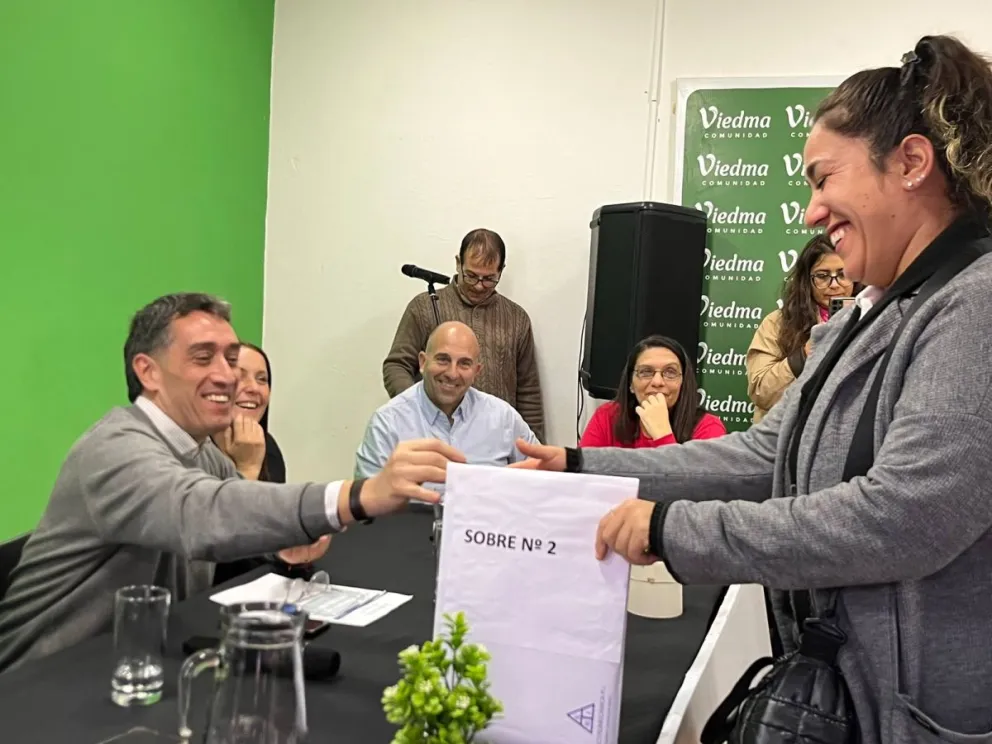 Marcos Castro encabezó la apertura de sobres para la obra de electricidad en el loteo Los Hornos. Foto: gentileza
