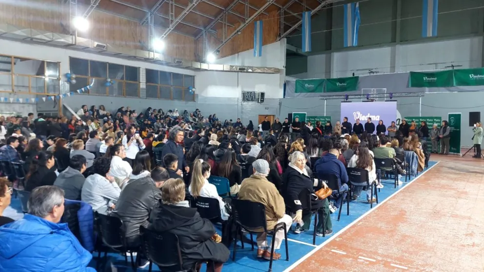 Con un colmado gimnasio Fioravanti Ruggeri, niños, jóvenes y adultos participaron del acto de cierre del primer semestre de los programas municipales de capacitación. Foto: Gentileza.