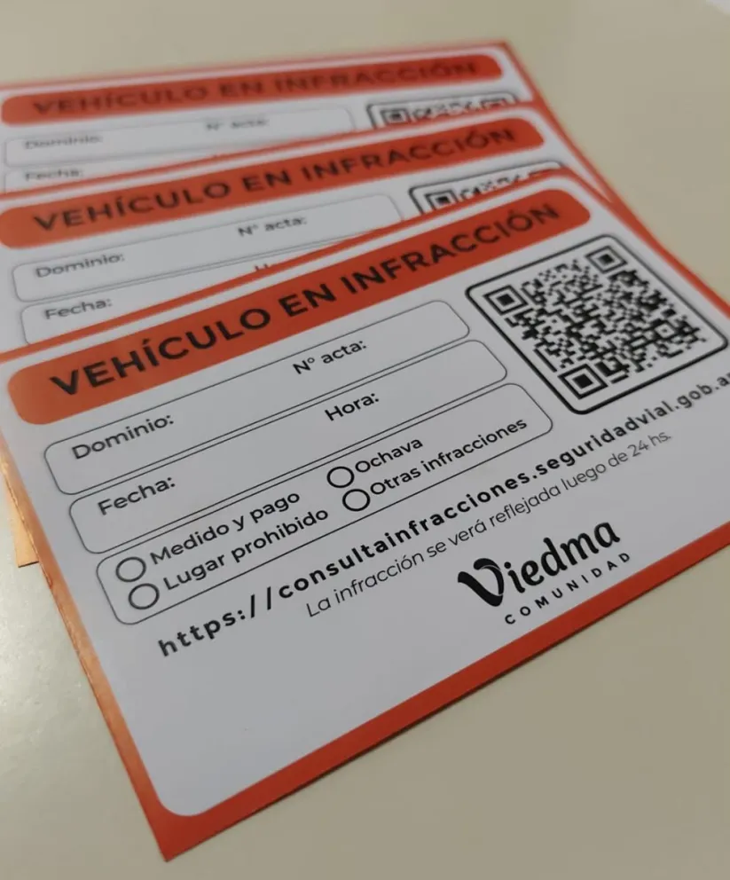 Desde la Municipalidad de Viedma dieron a conocer el nuevo sticker con el que se comunicará una infracción. Foto:  gentileza 