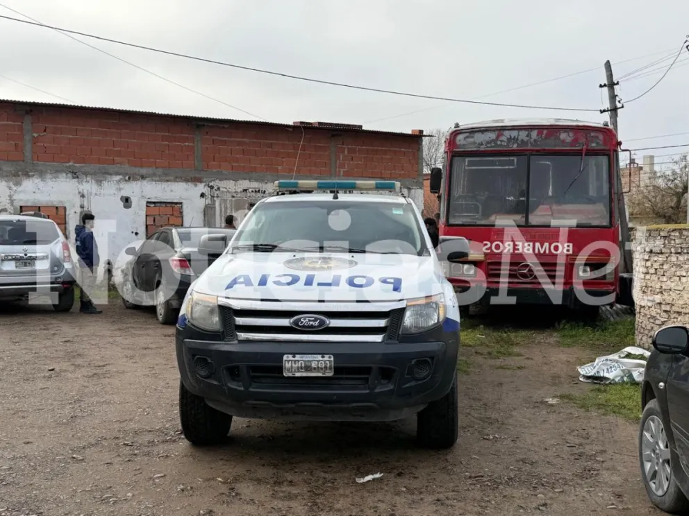 Personal de Criminalística trabajó en el predio de bomberos donde permanece el auto que usaba Martín Len. Fotos NoticiasNet. 