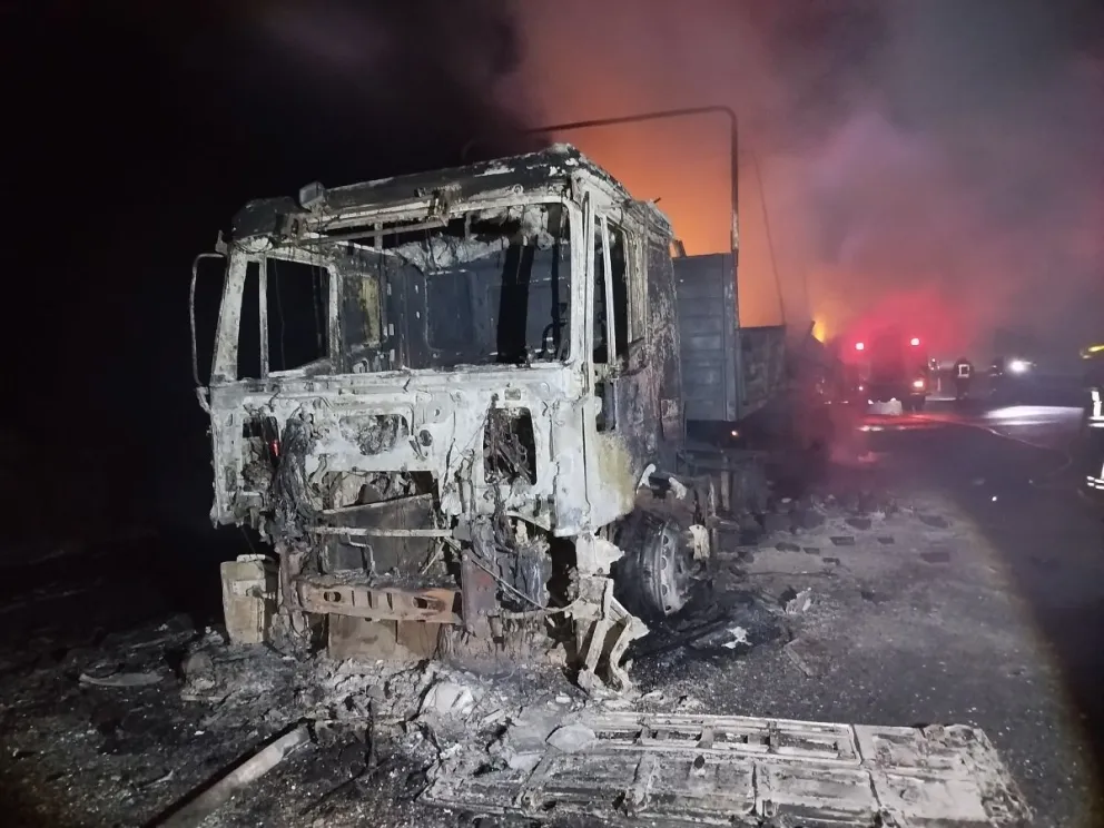Así quedó el camión Iveco totalmente destruido sobre la Ruta 251. Fotos gentileza. 