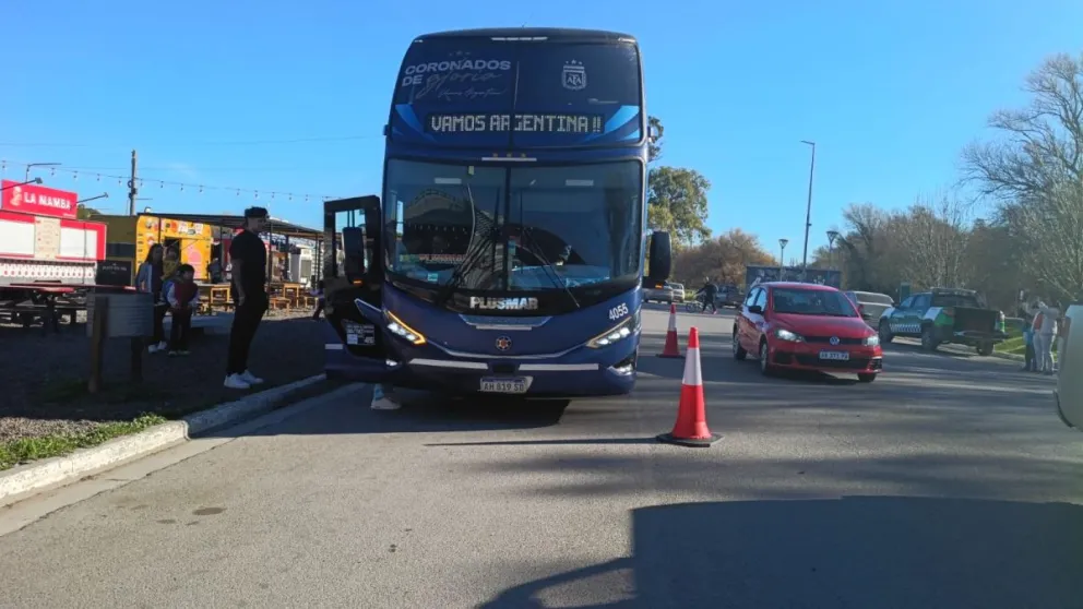 Decenas de familias aprovecharon para conocer el interior del colectivo que utilizan Lionel Messi, Emiliano "Dibu" Martínez y el resto del plantel. Foto: Gentileza.