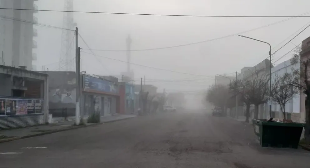 En algunas calles perpendiculares al río Negro que dan a la vecina orilla, no se divisaba Patagones. Fotos NoticiasNet.