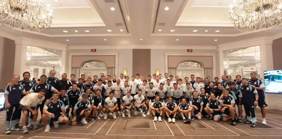 Messi publicó una foto junto a toda la delegación argentina. Foto: Instagram de Lionel Messi.