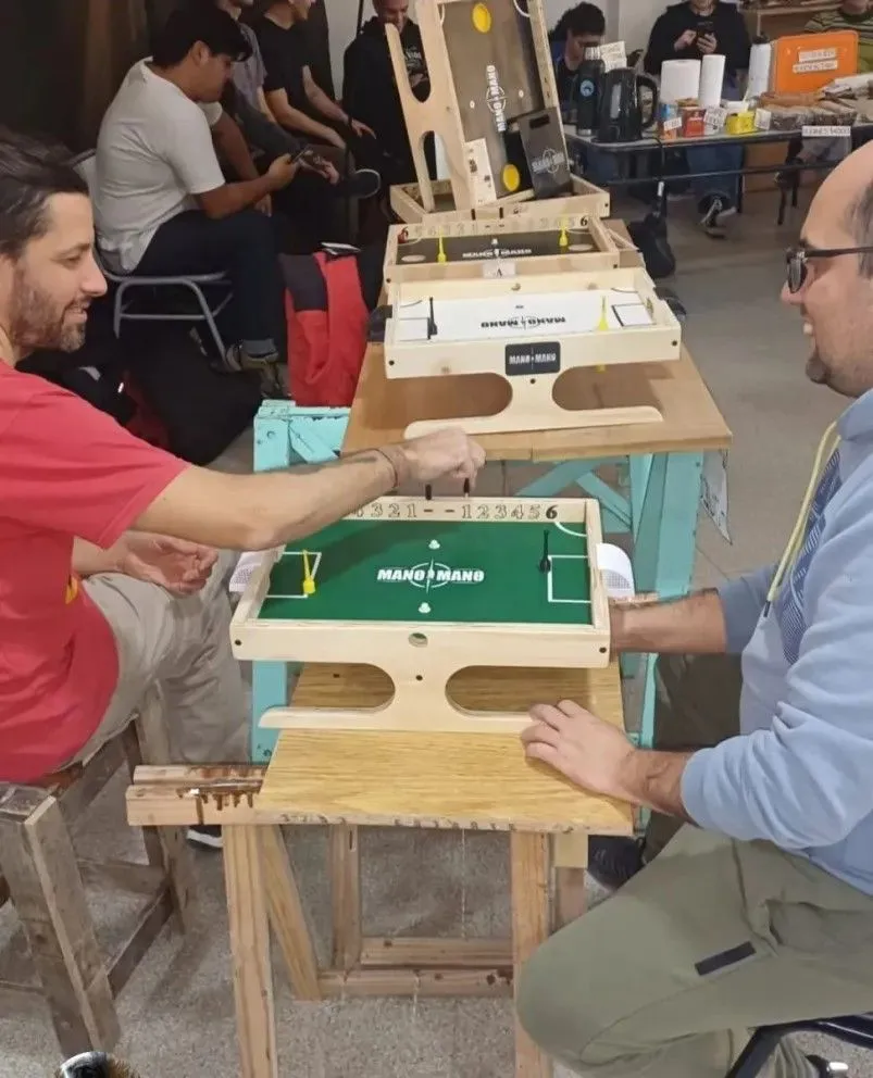 Desde su trabajo en proyectos sociales, el luthier desarrolló un juego magnético de diseño propio y proyecta llevar la propuesta a escuelas y espacios comunitarios. Foto: Gentileza.