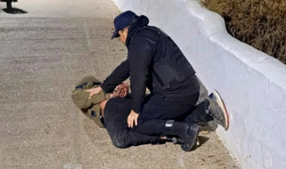 El sujeto quedó reducido en la vía pública. Foto gentileza.