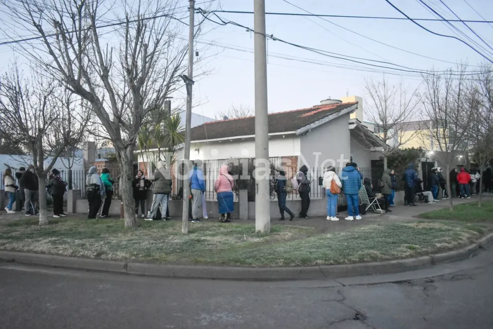 Desde muy temprano gran cantidad de vecinos se apostó en las inmediaciones del Galo Martínez. Algunos esperaron hasta con reposeras dando vuelta la esquina del boulevard Ituzaingó. Fotos Vanesa Schwemmler para NoticiasNet.