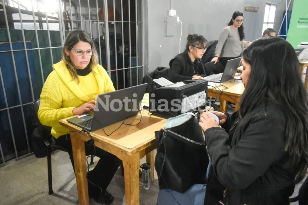 El trámite se realiza de 9 a 17 horas y está destinado a residentes con más de 5 años de antigüedad en la capital provincial Fotos Vanesa Schwemmler para NoticiasNet..