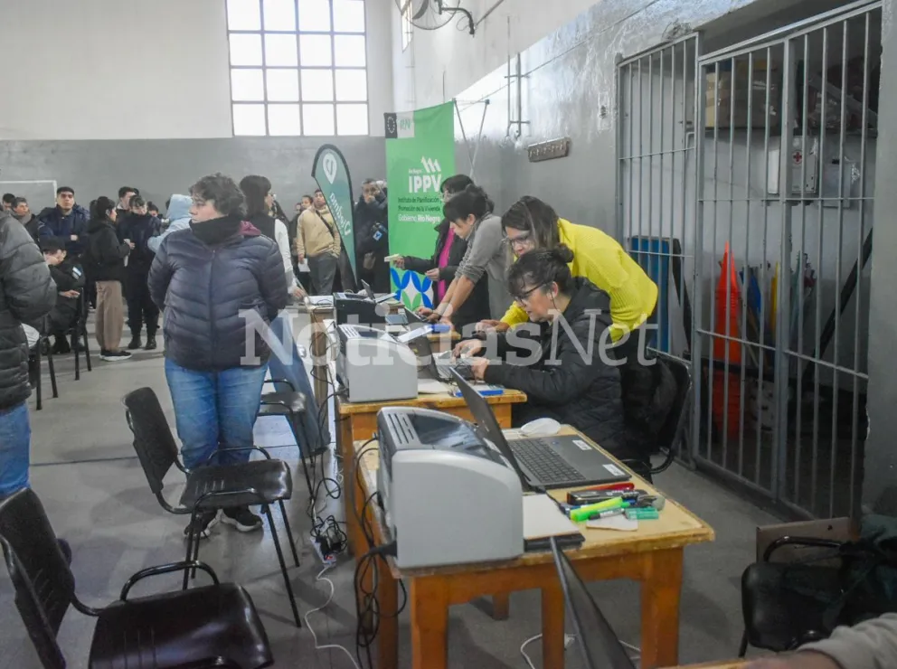 Hay 130 lotes sociales en disputa a partir del programa Río Negro Suelo Urbano y ya en la primera jornada de inscriptos se superó el doble de la demanda prevista. Fotos: Vanesa Schwemmler para NoticiasNet. 