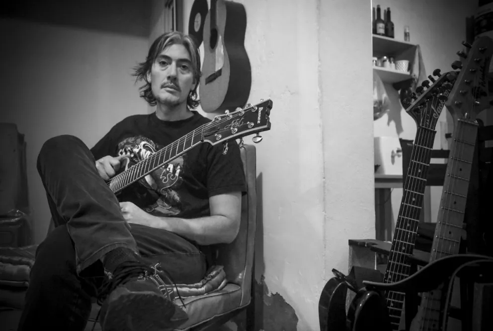 El músico en la intimidad de su hogar, junto con sus guitarras. Fotos Vanesa Schwemmler para NoticiasNet.