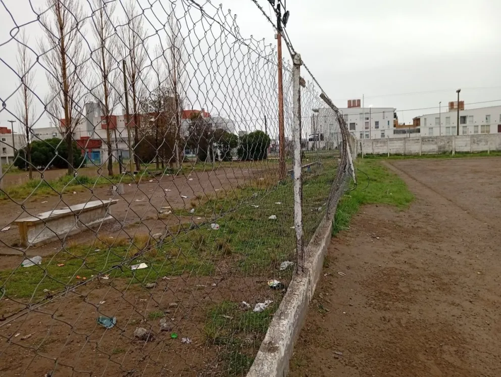 Una columna del alambrado de la cancha terminó quebrada, presuntamente por una serie de patadas o empujones. Foto Facebook. 