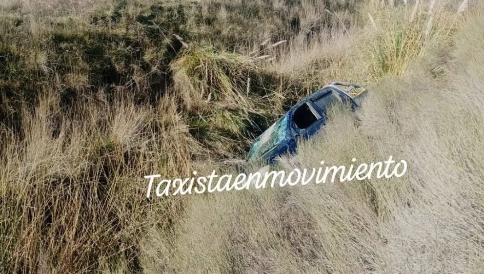 La violenta maniobra de una Toyota Hilux terminó con el rodado volcado en el interior de un canal de drenaje. Foto: Gentileza Taxistas en Movimiento.