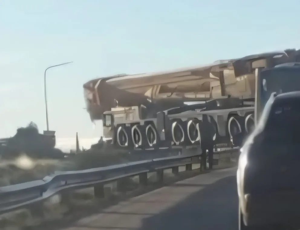 Camión que protagonizó un inconveniente que frenó al tránsito en el Puente Basilio Villarino, del lado de Patagones. Foto: gentileza Mapuchito Noticias. 