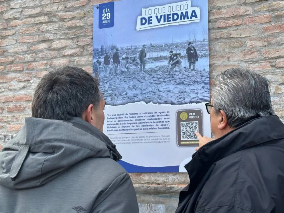 A través de paneles con códigos QR, los visitantes pueden acceder a videos e imágenes elaborados con inteligencia artificial. Foto: Vanesa Schwemmler.