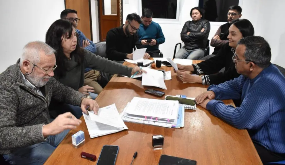 Luego de varias rondas de debate, el Ejecutivo municipal y las entidades gremiales firmaron un entendimiento clave. Foto: Municipalidad de Patagones. 
