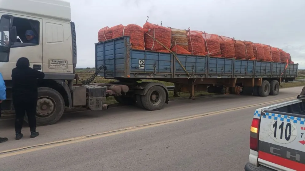 El objetivo de la advertencia tiene que ver con preservar la ruta, pero también evitar que los camiones queden encajados. Foto gentileza.