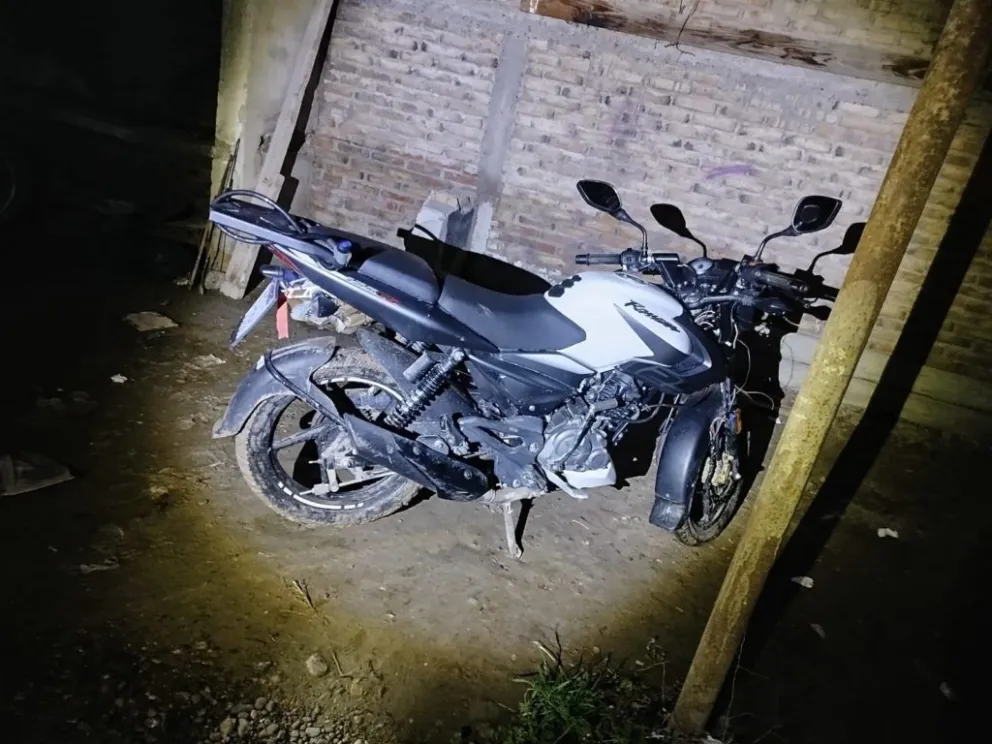 Una de las motos recuperadas en uno de los allanamientos. Foto: gentileza 