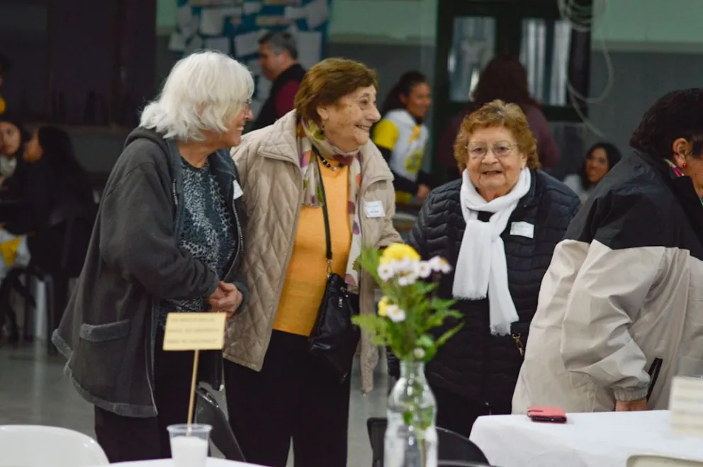 Entre bingos, canciones y recuerdos, más de un centenar de abuelos y vecinos compartieron una merienda inolvidable. Fotos Emanuel Mirenghi para NoticiasNet.