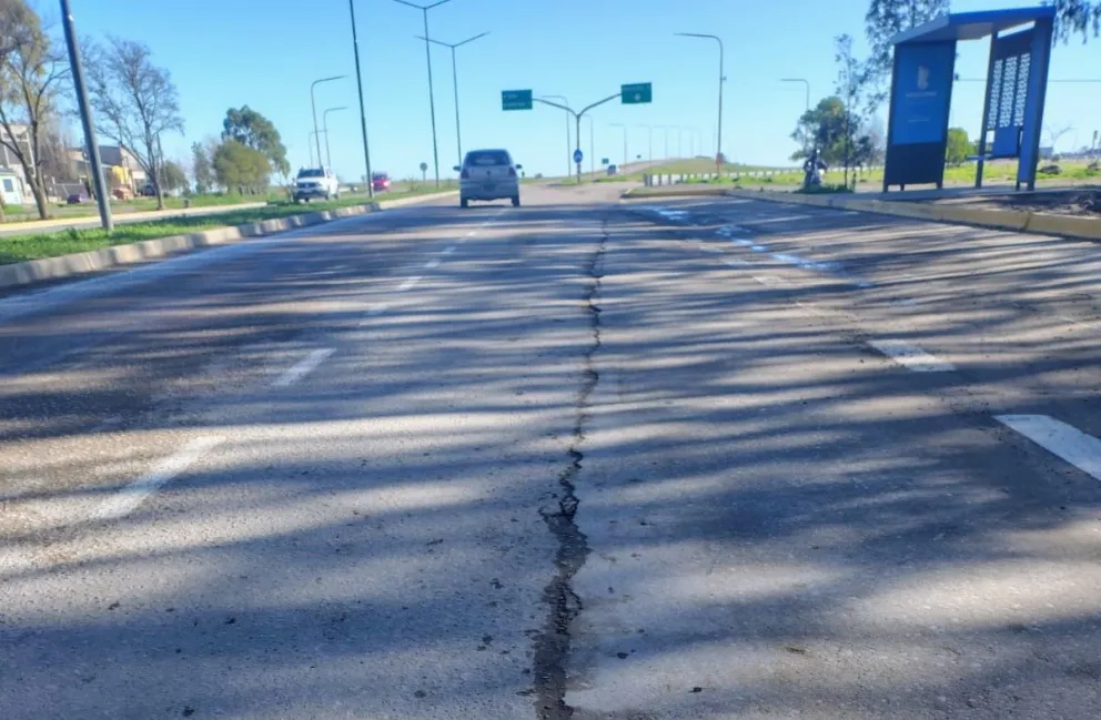 Los vecinos denuncian que a pocos meses de su inauguración, el asfalto de la avenida Yrigoyen ya exhibe un severo deterioro -fotos gentileza.