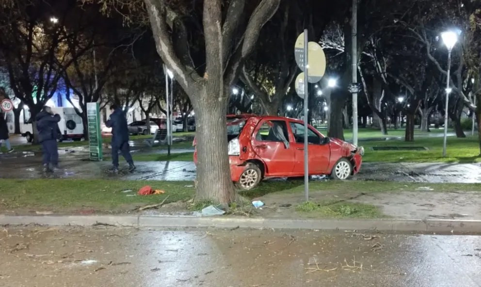 El automóvil terminó sobre la plaza San Martin y sus ocupantes en el hospital. Foto NoticiasNet.
