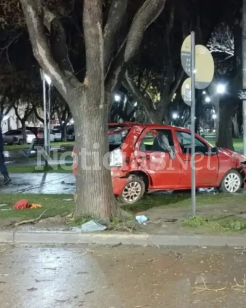 El automóvil terminó sobre la plaza San Martin y sus ocupantes en el hospital. Foto NoticiasNet.