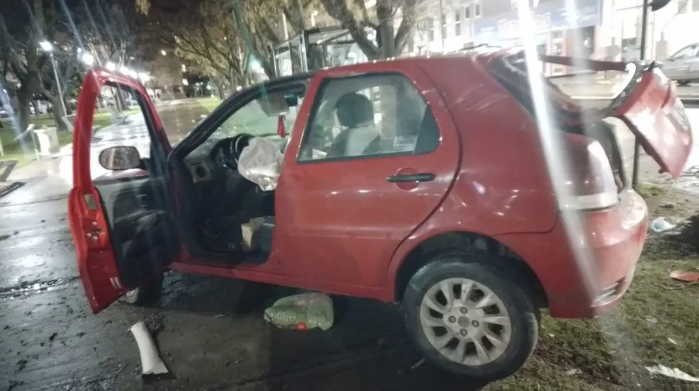 El violento accidente ocurrió en la madrugada de este lunes en el centro de la capital provincial. Una columna de iluminación quedó en el piso y personal municipal debió repararla. Foto NoticiasNet.