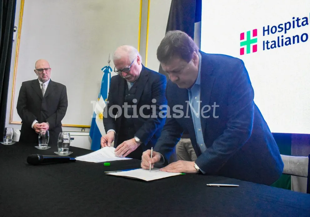 El gobernador, Albero Weretilneck, firmando el acuerdo con el vicedirector del Hospital Italiano, Juan Carlos Tejerizo. Foto: Vanesa Schwemmler 