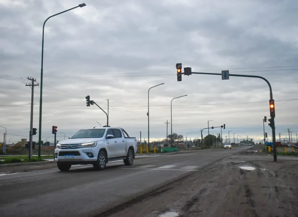 El semáforo estuvo con luz intermitente en avenida Perón y Ruta 1. Fotos Vanesa Schwemmler para NoticiasNet. 