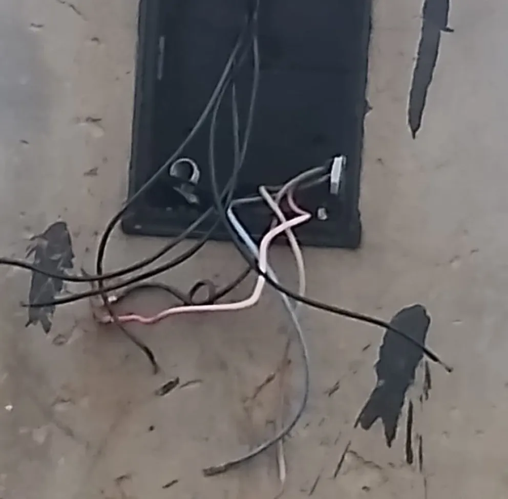 Cables desprendidos en la plaza del barrio 30 de Marzo de Viedma.