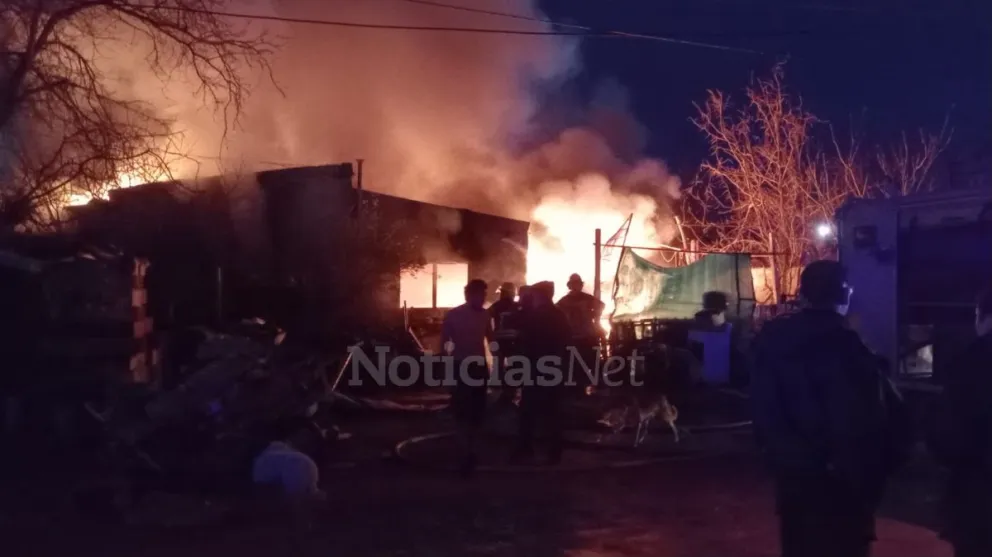 La vivienda en la que murió un niño de 11 años se consumió por las llamas en cuestión de minutos. Foto gentileza.