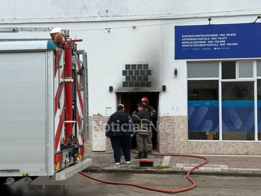 Incendio en una vivienda de la calle Guido de Viedma. Fotos NoticiasNet. 
