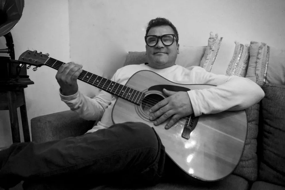 El músico comenzó su carrera desde muy chico, nunca dejó de componer ni de presentar sus canciones en vivo - fotos Vanesa Schwemmler para NoticiasNet. 