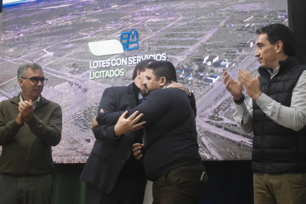 Uno de los beneficiarios se emocionó al recibir su escritura. Fotos: Vanesa Schwemmler.