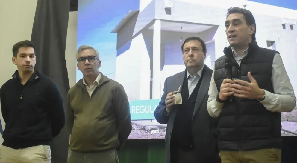 El discurso del intendente Marcos Castro, ante la intenta mirada del gobernador, Alberto Weretilneck, el jefe del bloque JSRN, Facundo López y el ministro de Gobierno, Agustín Ríos. Fotos: Vanesa Schwemmler