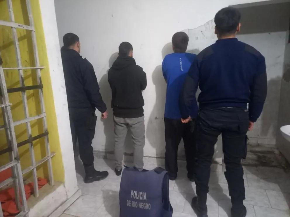 Dos personas fueron aprehendidas por personal de la Comisaría 20°  de General Conesa. Foto: Policía de Rio Negro. 