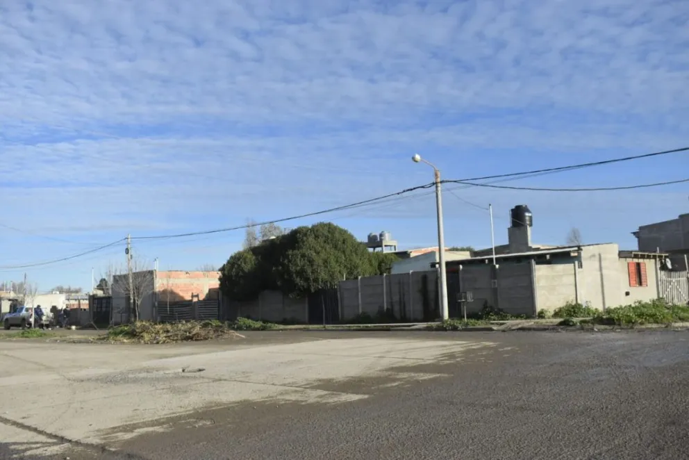 La Fiscalía investiga el hecho.  La víctima, con antecedentes penales, fue trasladada de urgencia al hospital Artémides Zatti, donde permanece internada en terapia intensiva en estado crítico. 