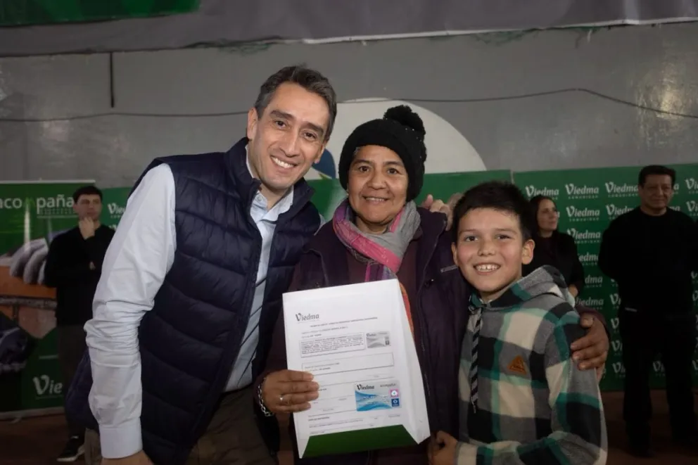 Los beneficiarios podrán elegir libremente los comercios locales donde adquirir los materiales para avanzar con las obras en sus casas. Fotos: Municipalidad de Viedma.