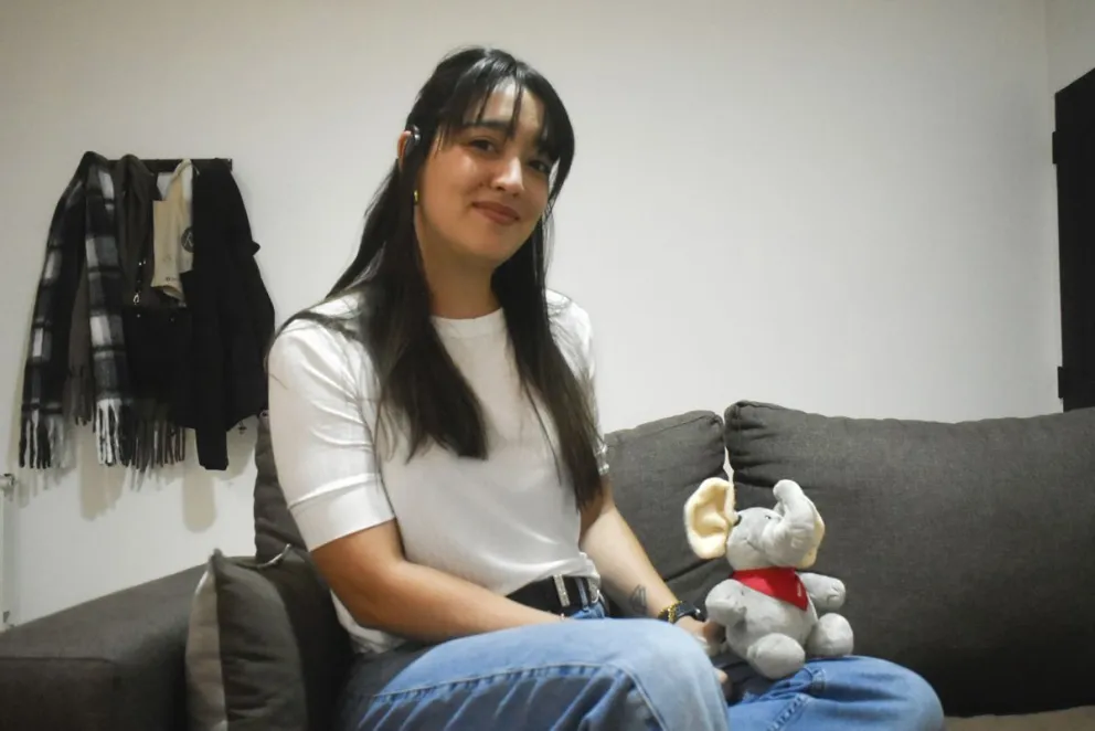 Emilia, a los 14 años descubrió que tenía hipoacusia neurosensorial bilateral. Fotos: Vanesa Schwemmler para NoticiasNet.