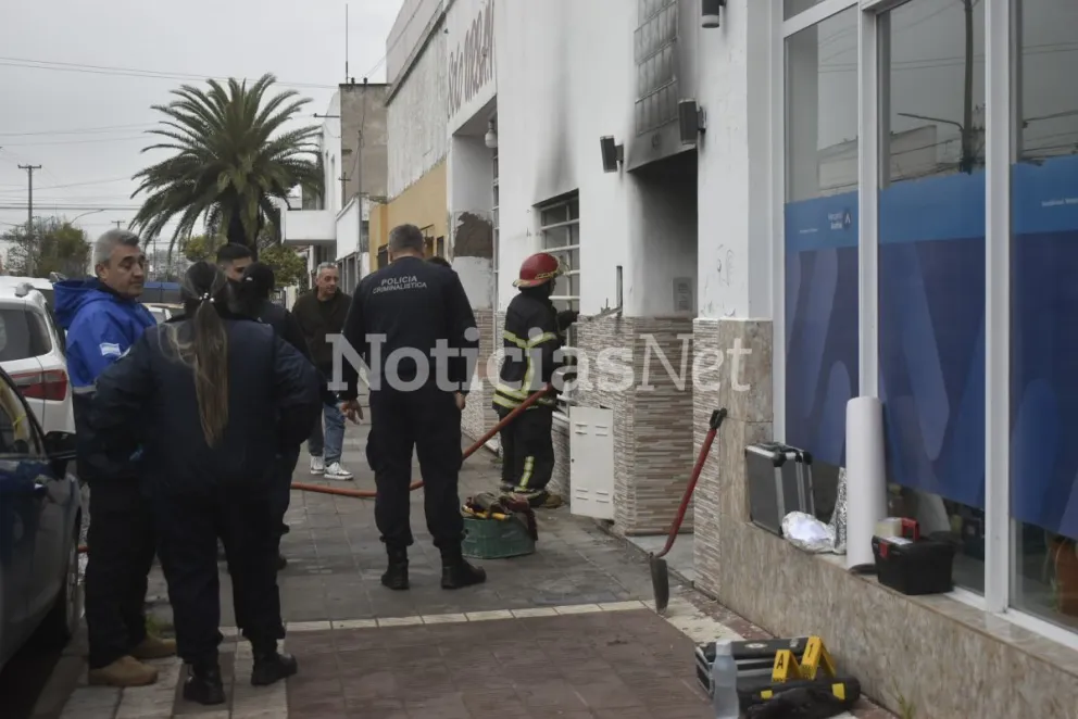 Así trabajaron los peritos en el lugar de los hechos, tras un incendio en una casa de Guido al 600 de Viedma. Una beba de cinco meses murió por inhalar muchos gases tóxicos producto del siniestro. Fotos NoticiasNet. 