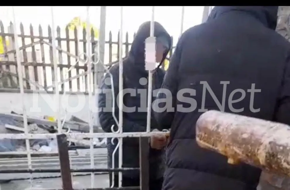 Escena de un video que compartió la víctima. Allí se puede apreciar que lo tenían encerrado con un candado. 