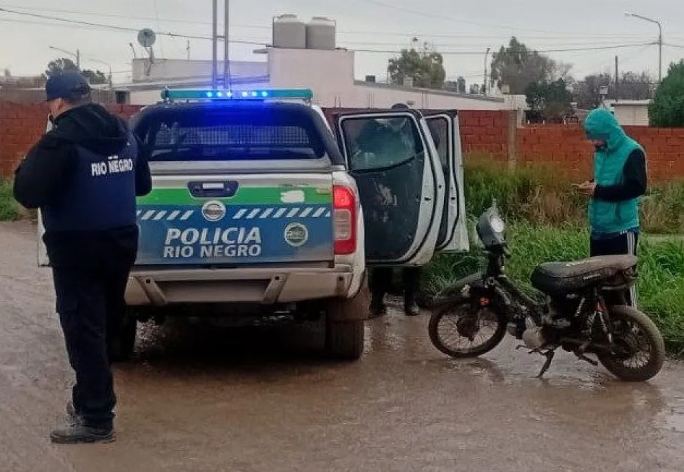Operativo de la Comisaría 38 del barrio Lavalle permitió recuperar una mota robada en Viedma. Foto Policía de Río Negro. 