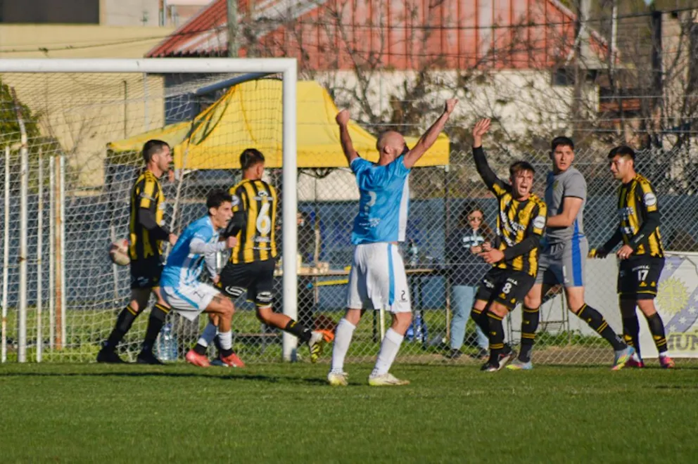 Sol y un partido que vale más que tres puntos. Fotos: Emanuel Mirenghi.