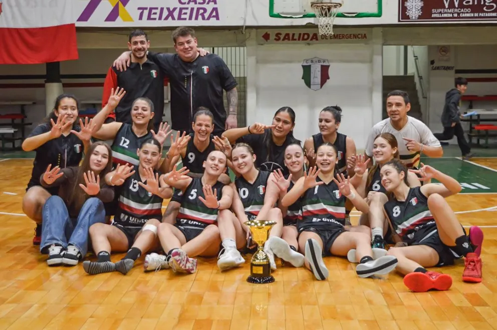 Las tricolores en lo más alto del básquet local. Fotos: Emanuel Mirenghi. 