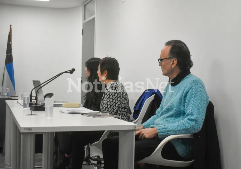 El acusado, Pablo Martín, con sus abogadas, Graciela Perrén y Milenka Bezic. Foto: NoticiasNet.