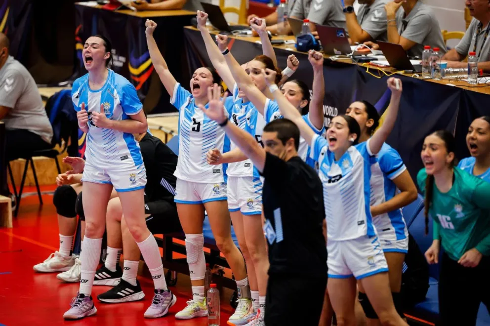 Primer triunfo mundialista para Argentina. Fotos IHF.
