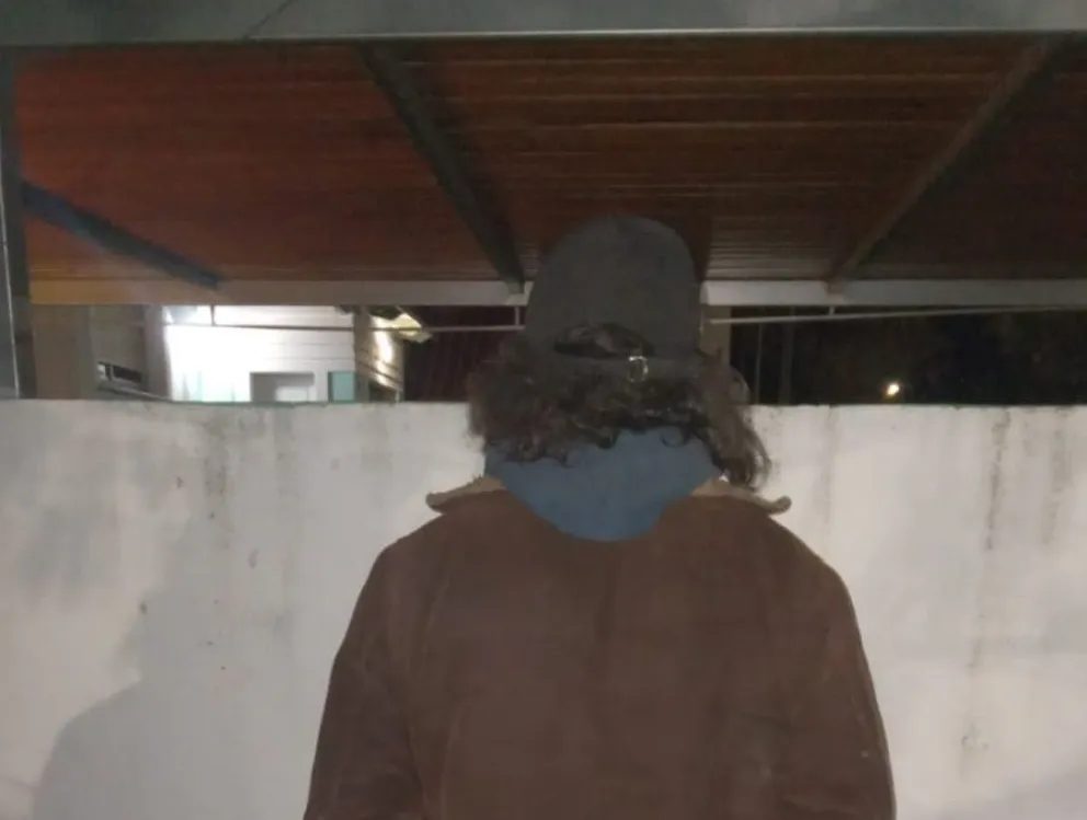 En jurisdicción de la Primera, un hombre ingresó al patio de una vivienda y fue sorprendido tras el aviso al 911. Foto: gentileza 